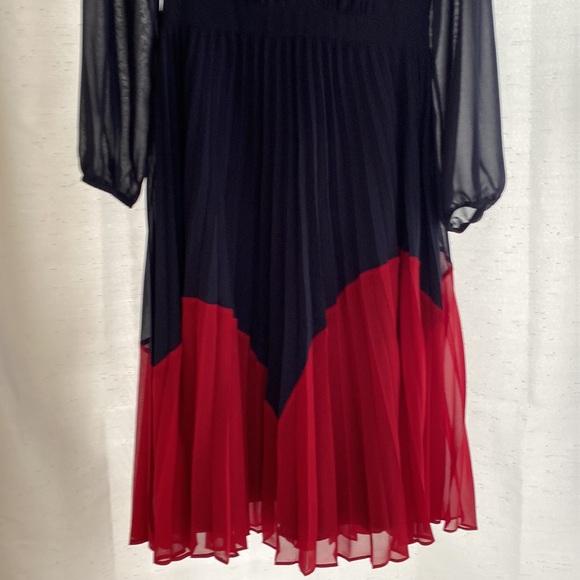 EUC Like New Maggy London Colorblock Navy and Red Pleated Midi Dress, Size 4 - Picture 5 of 7